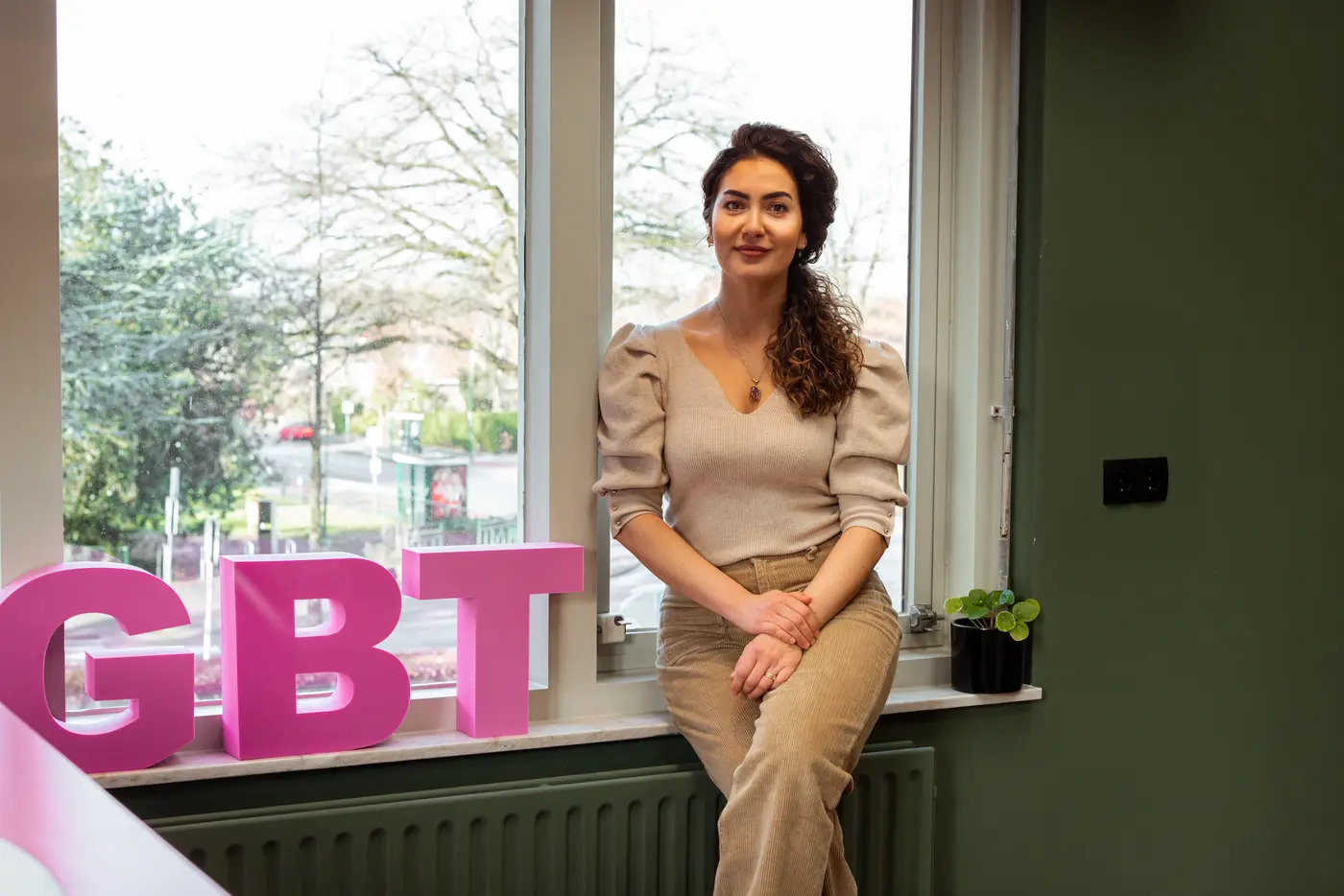 Een medewerker in de lichte lounge van Swiss Dental Spa